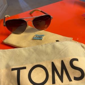 TOM’S Maverick aviator sunglasses- with canvas case and cloth! 👓